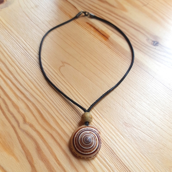 🌊VINTAGE Shell & Leather Necklace - Picture 3 of 3